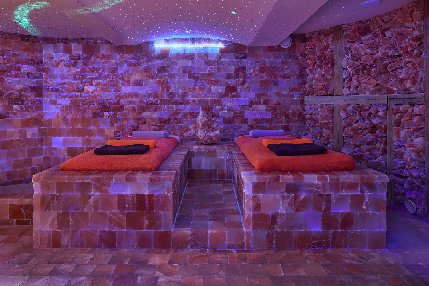 Der Salzraum besteht aus 8 bis 10 Tonnen Natursalz aus Pakistan. Die Saline befeuchtet die Raumluft.  Dadurch ist es für die Atemwege, Schleimhäute und die Haut leichter die guten Mineralien und Spurenelemente aufzunehmen. Außerdem wird Sole ultraschallvernebelt, angenehmes Licht und beruhigende Musik streichelt Ihre Seele.Salzscheune BerggießhübelAnja RehnOberer Ladenberg 3b